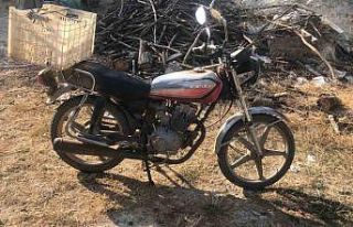 Uyuşturucu taciri çalıntı motosikletle yakalandı