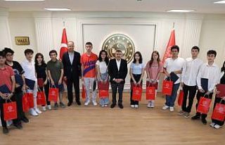 Vali Atay başarılı öğrencileri ödüllendirdi