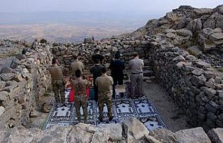 Vali Atay, Cudi dağında namaz kılıp dua etti
