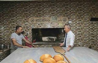 Vali Doruk, fırında ekmek pişirdi