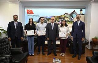 Vali Erol’dan 3 hekime başarı belgesi