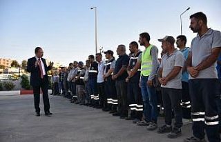 Vali Kızılkaya belediyenin temizlik personeliyle...