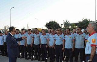 Vali Kızılkaya ilk mesaisini temizlik işçileri...