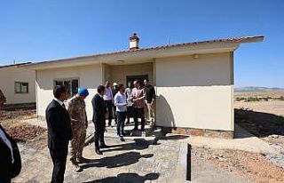 Vali Usta, Karlıova’daki deprem konutlarını inceledi