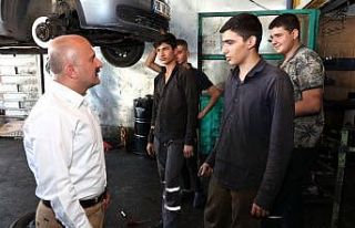 Vali Varol, küçük sanayi sitesi esnafıyla bir...