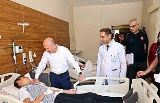 Vali Varol’dan hastalara ‘geçmiş olsun’ ziyareti