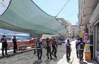 Van Büyükşehir zabıtası kaldırım işgali denetimi...