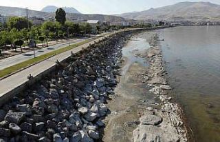 Van Gölü’nde çekilmeler ciddi boyuta ulaştı