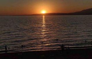 Van Gölü’nde gün batımına karşı yüzme keyfi