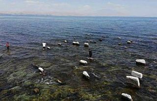 Van Gölü’nde sular çekildi, asırlık toplu mezar...