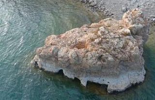 Van Gölü’nde suların çekilmesiyle kaya mezar...