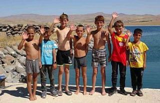 Van Gölü’nde yüzen çocukların saçları sarardı