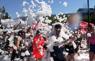 Van’da Akdeniz sahillerini aratmayan köpük partisi