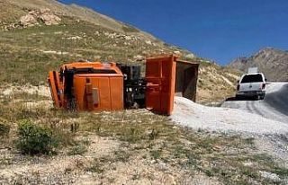 Van’da mucur yüklü kamyon devrildi: 1 yaralı