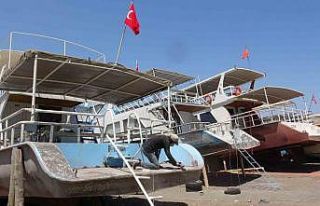 Vanlı balıkçılar teknelerini kış sezonuna hazırlıyor