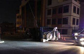 Virajı alamaya kamyonet müftülük binası duvarına...