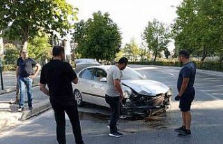 Virajı alamayan araç ağaca çarptı