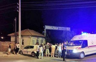 Virajı alamayan otomobil son sürat duvara çarptı:...