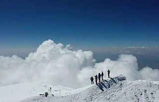 Yabancı turistler Ağrı Dağı zirvesinde