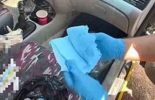 Yakalanmamak için uyuşturucuyu peçeteye emdiren...