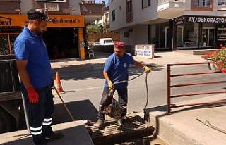 Yalova Belediyesi’nden mazgallarda temizlik
