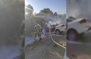 Yanmaya başlayan araç şarampole devrildi