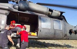 Yaralanan dağcı helikopterle kurtarıldı