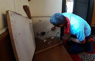 Yaramaz kedi camide mahsur kaldı, alçıpan kırılarak...