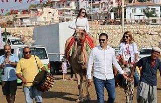 Yarışmacılar deve sırtında davullu zurnalı startın...