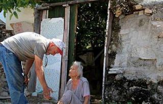 Yaşlı ve bakıma muhtaç komşusu için gözyaşlarına...