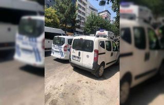 Yaya geçidini kullanan motosiklete hafif ticari araç...