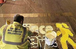 Yaya geçitlerindeki silinmiş çizgiler yenileniyor