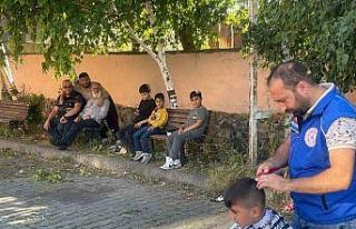 Yaylaları dolaşıp çocukları ücretsiz tıraş...