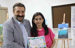 Yaz kurslarına katılan çocuklara sertifikaları...
