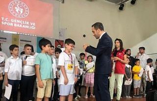 Yaz okulunda eğitim alan çocuklara başarı belgesi...
