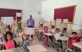 Yaz tatilini satranç öğrenerek geçirdiler