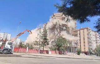 Yıkımı devam eden ağır hasarlı apartman ortadan...