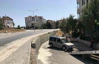 Yine aynı yer yine kaza: Korkudan evlerinin önünde...