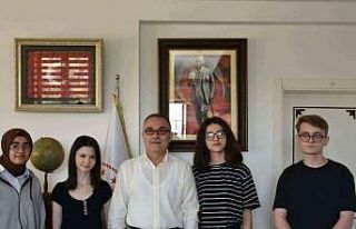 YKS’de dereceye giren öğrencileri makamında ağırladı