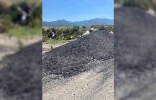 Yol kenarına bırakılan atıklar vatandaşları...