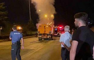 Yol süpürme aracı alevlere teslim oldu