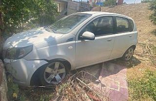 Yoldan çıkan otomobil bahçe duvarına çarptı