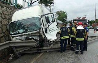 Yoldan çıkan otomobil önce bariyerlere ardından...