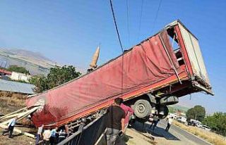 Yoldan çıkan tır evin bahçesine girdi