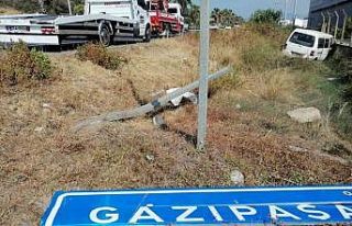 Yoldan çıkıp duvara çarpan otomobil sürücüsü...