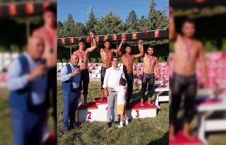 Yunusemreli yağlı güreşçilerden Manisa’ya iki...