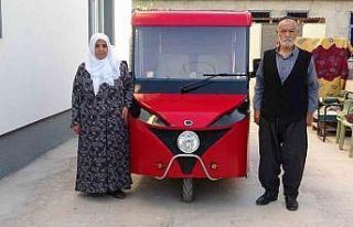 Yürümekte zorlanan anne ve babası için elektrikli...