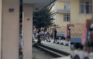 Zabıta ile karton toplayıcıları arasında tekmeli...