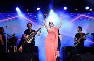 Zara ve Uğur Aslan’dan yağmur altında müzik...