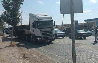 Zirai alet taşıyan tırlar trafikte uzun araç kuyruklarına...